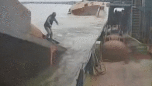Sà lan bất ngờ gãy đôi, công nhân nhảy thoát thân ngoạn mục