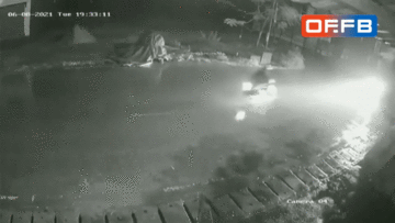 Người đàn ông chạy xe máy lao thẳng vào đầu ô tô tải trong đêm mưa