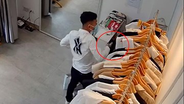Khoảnh khắc thanh niên đi cướp áo và chân váy về tặng bạn gái