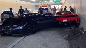 Ba chiếc Ferrari tông liên hoàn trên cao tốc khi đang tới triển lãm siêu xe