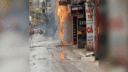 Cột điện bốc cháy, nổ như pháo hoa ở Hà Nội