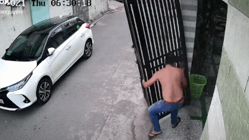 Suýt bị cổng sắt đè, tài xế công nghệ có hành động đẹp ngay sau đó