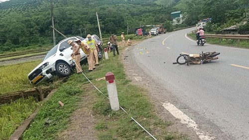 Khoảnh khắc thanh niên đi xe máy vượt ẩu, tông trực diện xe bán tải