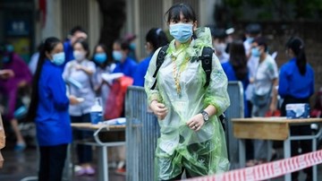 Sĩ tử Hà Nội 'đội mưa' đi thi vào lớp 10