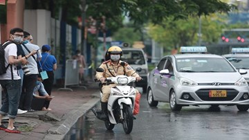 Đại uý CSGT sát chạy 10 km đưa thí sinh đến điểm thi vào 'phút 89'