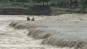 Thử thách kinh hoàng với 4 cậu bé trên dòng sông lũ