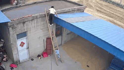 Phút đứng tim bố cứu con 2 tuổi thoát nạn thần kỳ