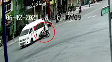 Phóng nhanh, 2 nam thanh niên đi xe máy tông ngang xe cứu thương
