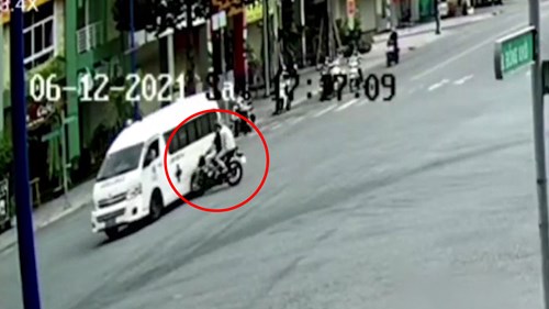 Phóng nhanh, 2 nam thanh niên đi xe máy tông ngang xe cứu thương