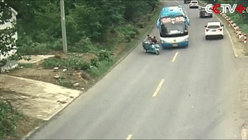 Sang đưởng ẩu, nam thanh niên bị húc bay khỏi thùng xe ba gác