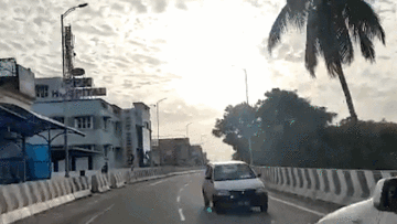 Vượt ẩu, ô tô lật nhào trên đường như phim hành động
