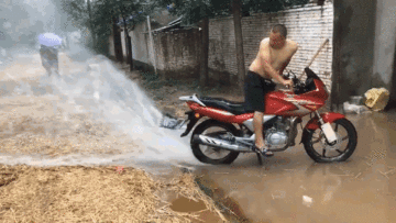 Người đàn ông gây sốt khi dùng xe máy để ‘tát nước’ ra khỏi nhà