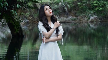 Phùng Khánh Linh ngâm nước 4 tiếng trong thời tiết 10 độ C quay MV