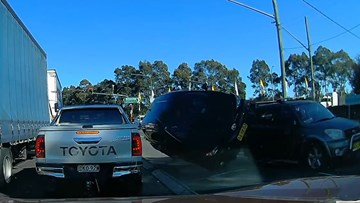 Vượt tốc độ cao khi qua điểm giao cắt, ô tô lật nhào