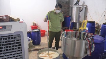 'Công nghệ xô chậu' sản xuất 'mỹ phẩm Chanel' ở Hà Nội