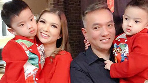 Vợ chồng Phạm Thanh Thảo quây quần khui tiền trong lu