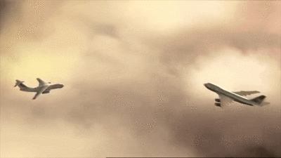 Thảm kịch kinh hoàng, hai máy bay tông thẳng vào nhau giữa trời
