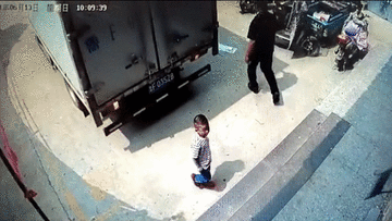 Người đàn ông nhanh tay cứu bé trai khỏi điểm mù xe tải