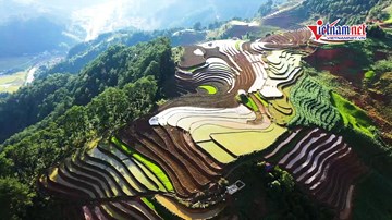 Mù Cang Chải lung linh sắc màu ruộng bậc thang mùa nước đổ