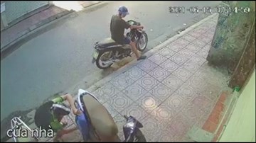 Nam thanh niên phá cốp xe máy lấy bộ điều khiển trung tâm chỉ 3 giây