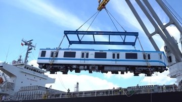 TP.HCM: Cận cảnh quá trình nâng hạ 2 đoàn tàu tiếp theo tuyến metro số 1