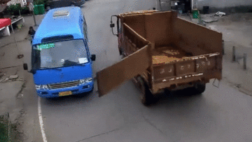 Cửa sau xe ben tuột đập vỡ kính lái xe buýt chạy ngược chiều