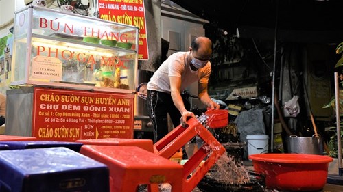 Quán phở Hà Nội thâu đêm sửa soạn, sẵn sàng đón khách tại chỗ