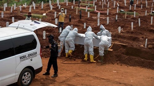 Covid-19: Brazil vượt Ấn Độ, Indonesia không kịp xử lý xác bệnh nhân