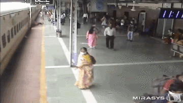 Trượt chân xuống đường ray khi tàu đang chạy, cụ ông thoát chết thần kỳ