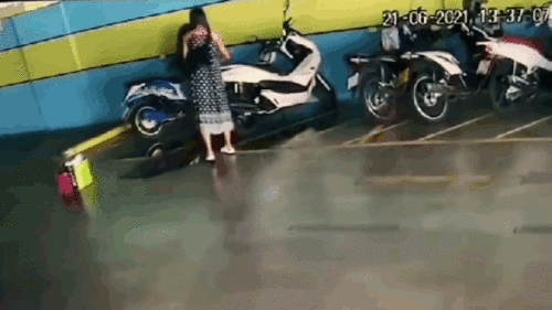 Hành động gây sốc với chiếc xe đắt giá của người tình cũ