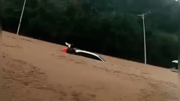 Giải cứu nữ tài xế kẹt trong ô tô đang bị lũ nhấn chìm