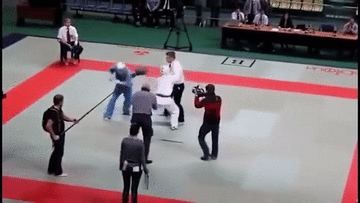 Trọng tài tức giận hạ đo ván võ sĩ ngay trên sàn đấu