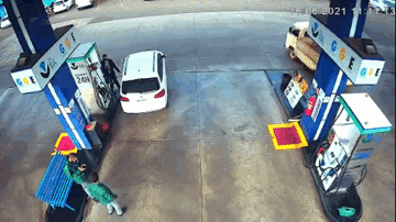 Quên rút vòi, tài xế xe tải kéo đổ cột xăng khiến lửa bốc cháy ngùn ngụt
