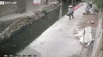 Công nhân làm ẩu khiến bao xi măng hất bay người phụ nữ xuống mương nước