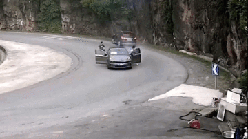 Tài xế quên kéo phanh tay, ô tô lao thẳng vào tường sau va chạm