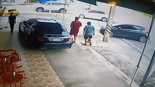 Cụ ông bỗng ‘biến mất’ trên đường khi đang đi dạo cùng con trai