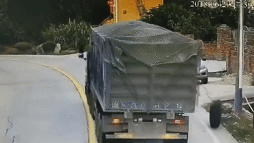 Lốp xe tải văng ra đường phá nát ô tô, tài xế thoát chết