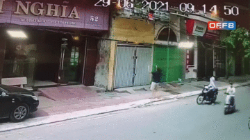 Khoảnh khắc người đàn ông đỡ bé gái rơi từ tầng 2 xuống đất