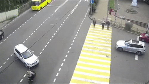 Đâm trúng ô tô sang đường, người đàn ông văng xa hàng chục mét