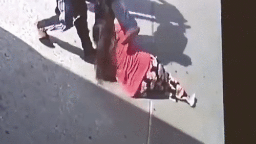 Bị cướp túi xách, người phụ nữ giằng co cực gắt và cái kết