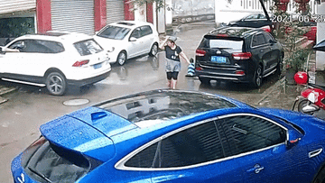 Nhấn nhầm chân ga khi lùi xe, tài xế suýt húc trúng người đi đường