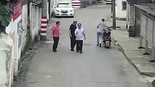 Dắt trộm xe đi ngang qua chủ nhà, tên trộm lĩnh cái kết đắng ngắt