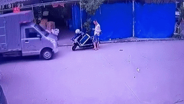 Tránh xe tải tụt dốc, người đàn ông bị ôtô chèn trúng