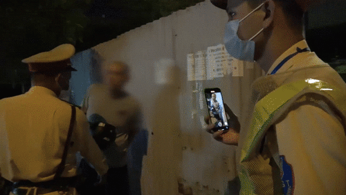 Thanh niên giả vờ đau bụng bỏ xe 'né' kiểm tra nồng độ cồn