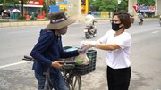 Lao động nghèo Hà Nội xúc động nhận bữa sáng miễn phí mỗi ngày