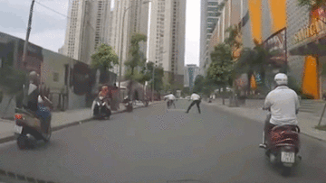 Bảo vệ ném hàng rào sắt ‘hạ gục’ nam thanh niên phóng xe máy bỏ chạy