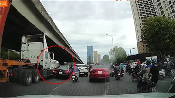 Khoảnh khắc xe container đâm nổ lốp xe ô tô con giữa đường