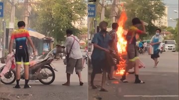 Nhiều người liên tục đổ nước nhưng chiếc xe máy càng cháy to hơn