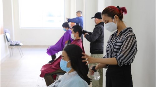 Hàng trăm nhân viên y tế được cắt tóc ngay tại bệnh viện Chợ Rẫy