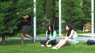 Các cô gái trẻ ‘rụng tim’ với gã đẹp trai giả mù